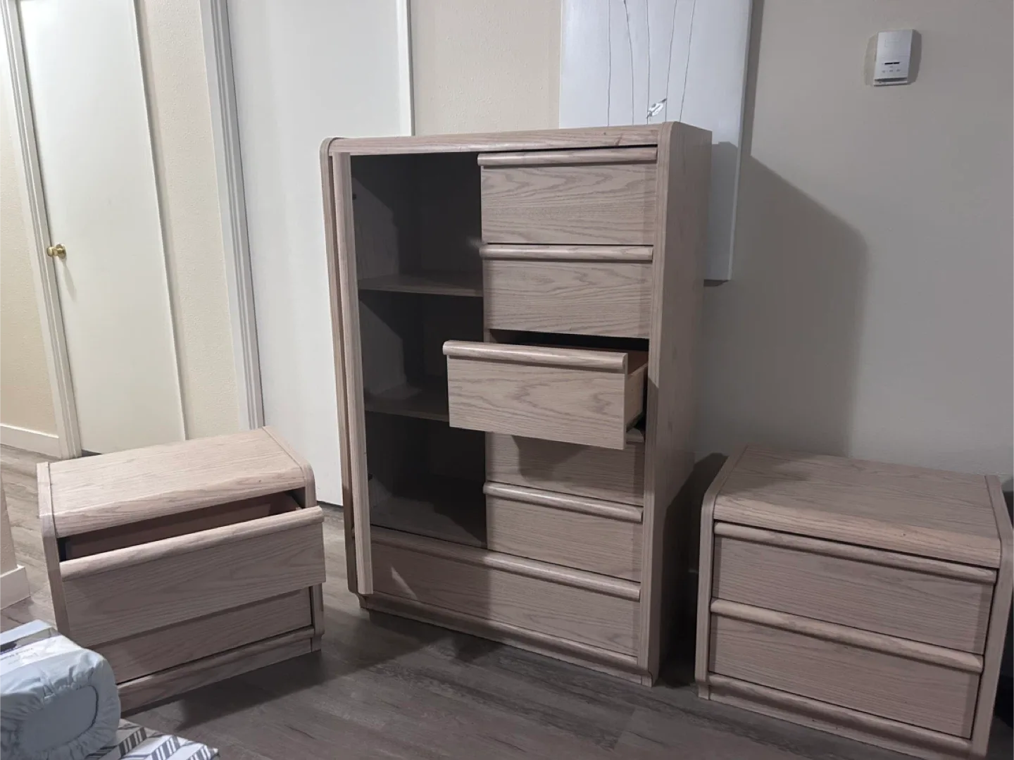 Bedroom Set - Dresser and Nightstands image indicator(6)