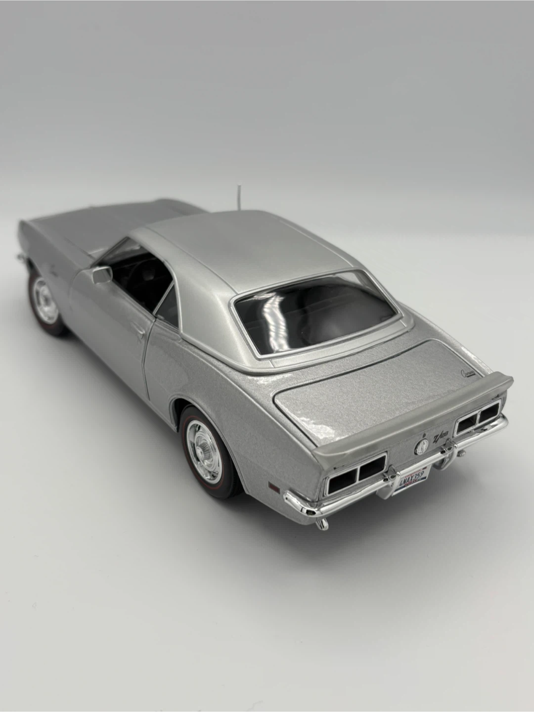 Maisto 1968 Chevrolet Camaro Z/28 Scale 1/18 - photo 4