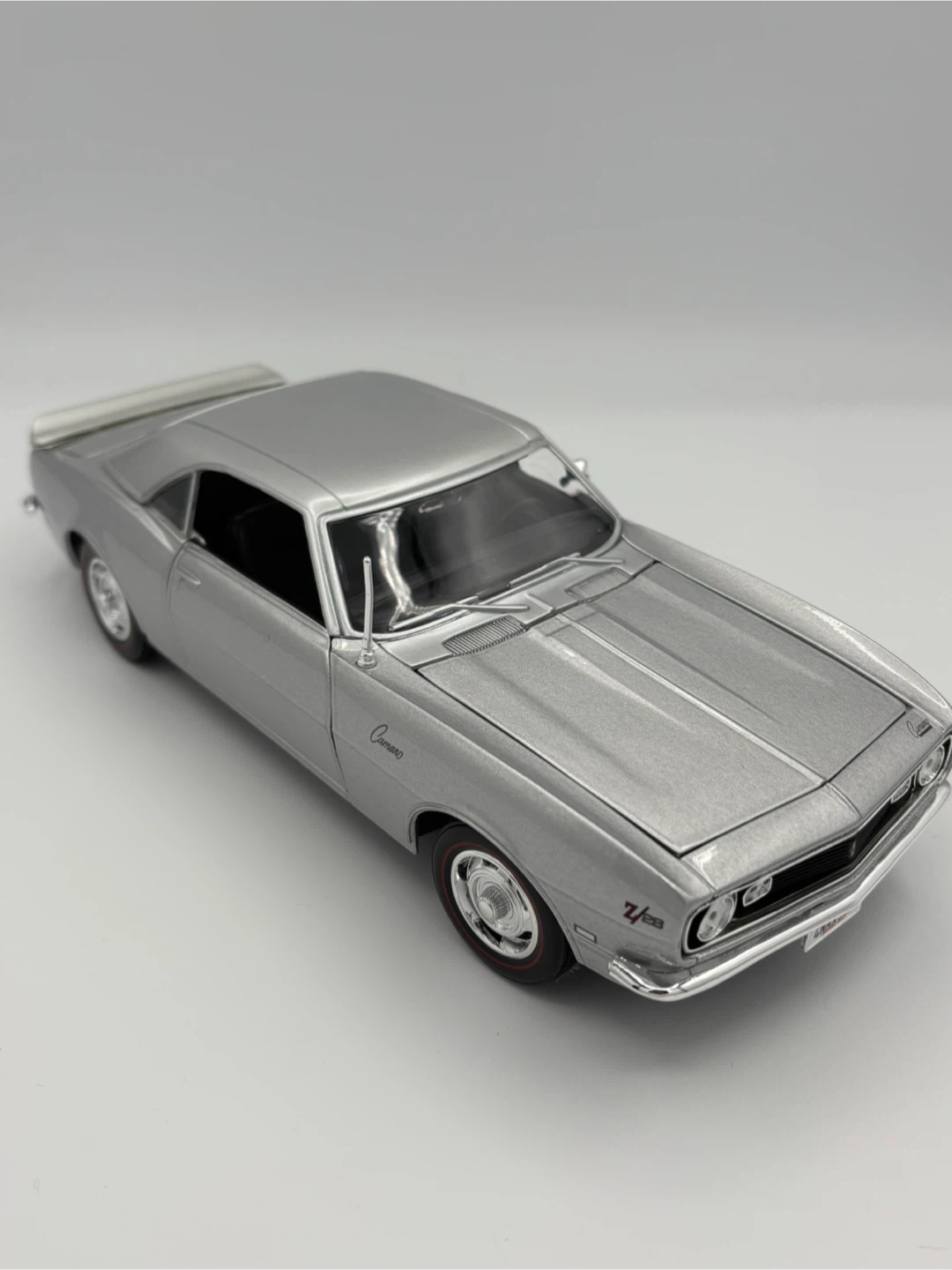Maisto 1968 Chevrolet Camaro Z/28 Scale 1/18 - photo 5