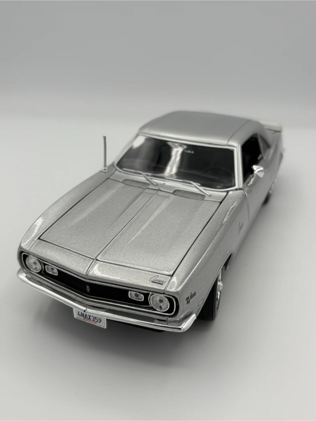 Maisto 1968 Chevrolet Camaro Z/28 Scale 1/18 - photo 2