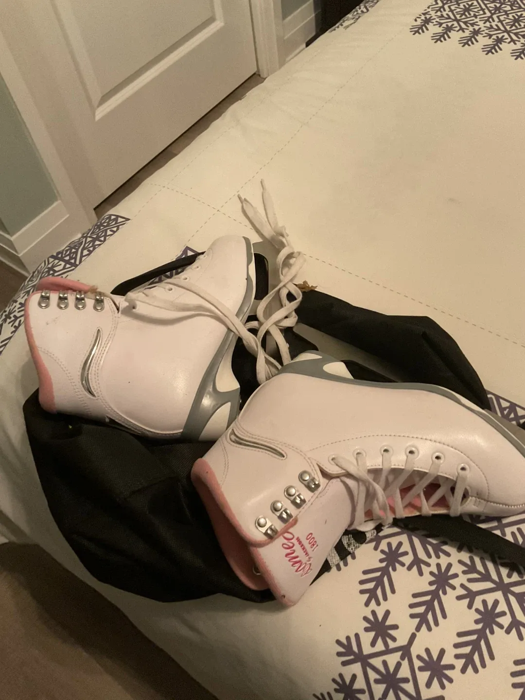 Jackson Artiste 1800 White Figure Skates image indicator(2)