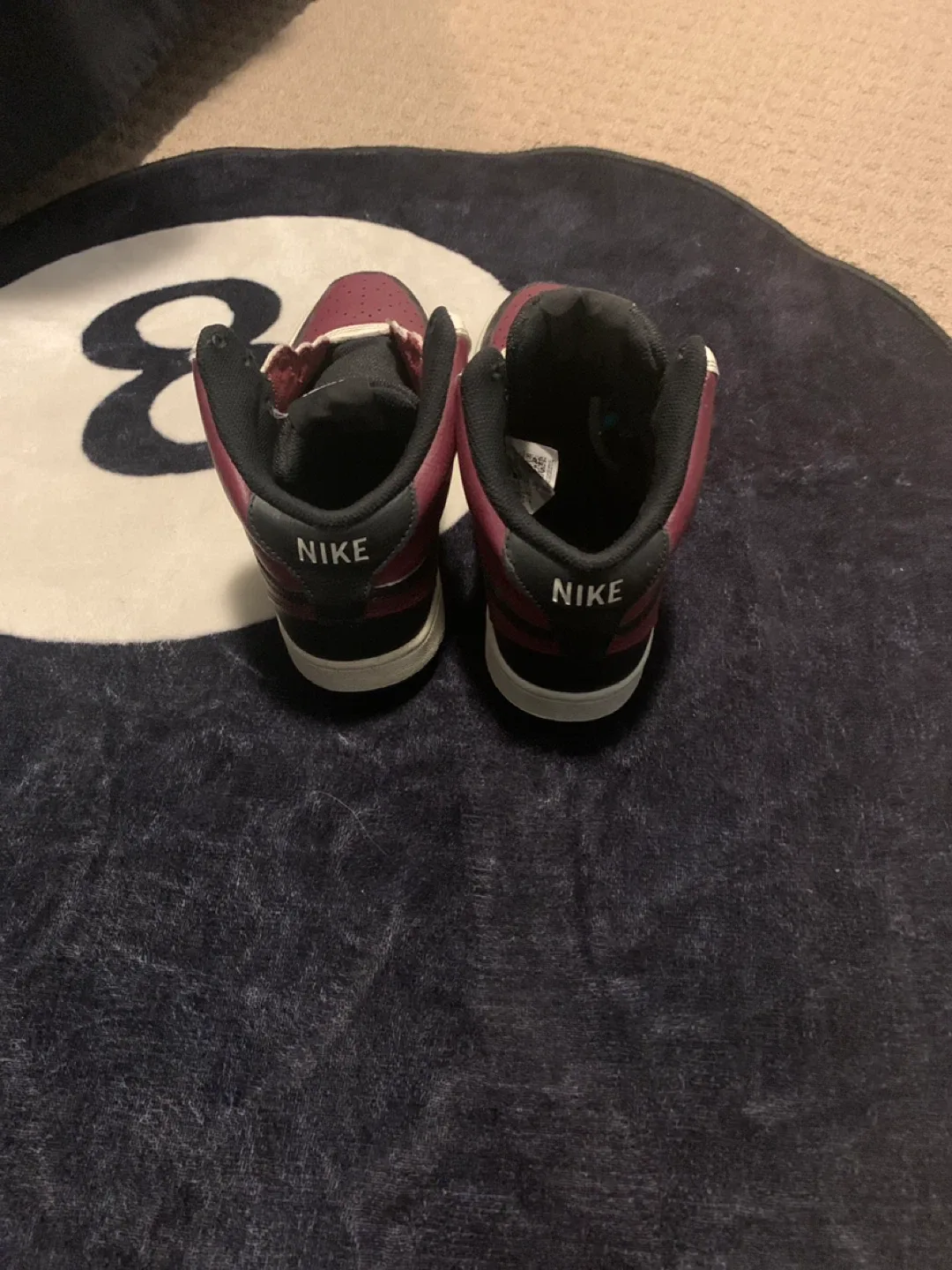 Nike Sneakers image indicator(2)