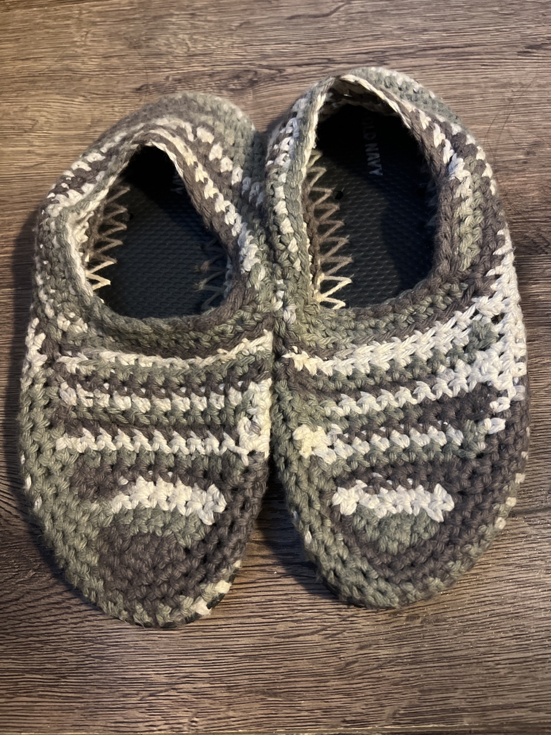 🧡Old Navy Grey & White Crochet Slippers