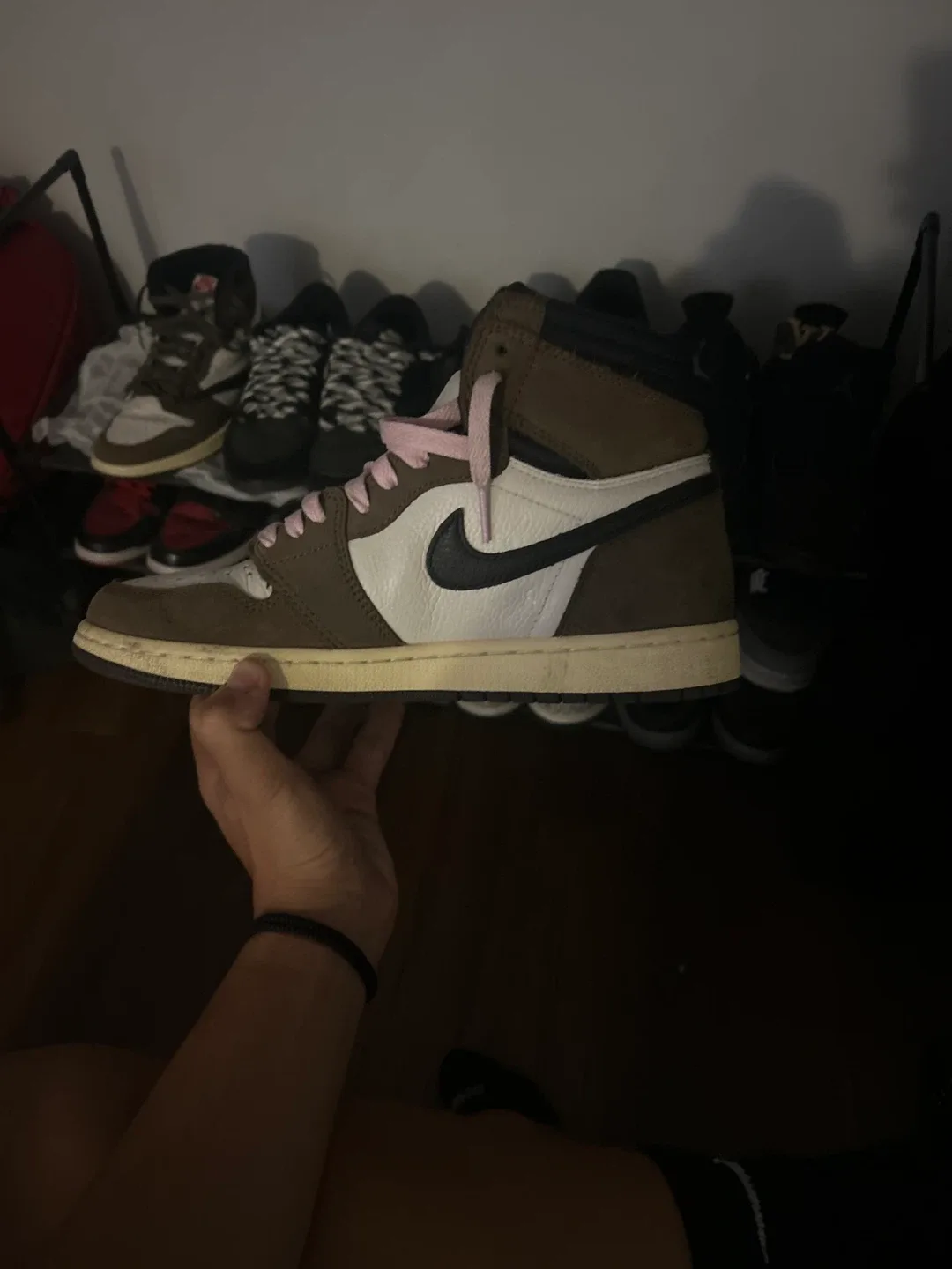 Nike Air Jordan 1 Travis Scott image indicator(2)