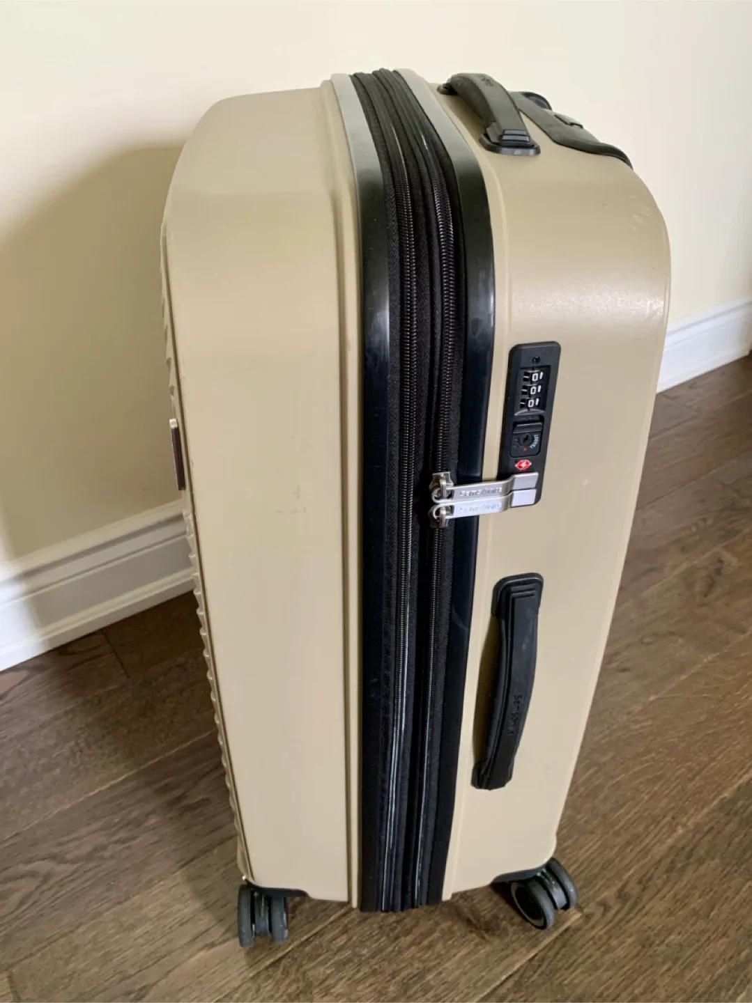 Samsonite Hard Shell medium expandable Suitcase image indicator(2)