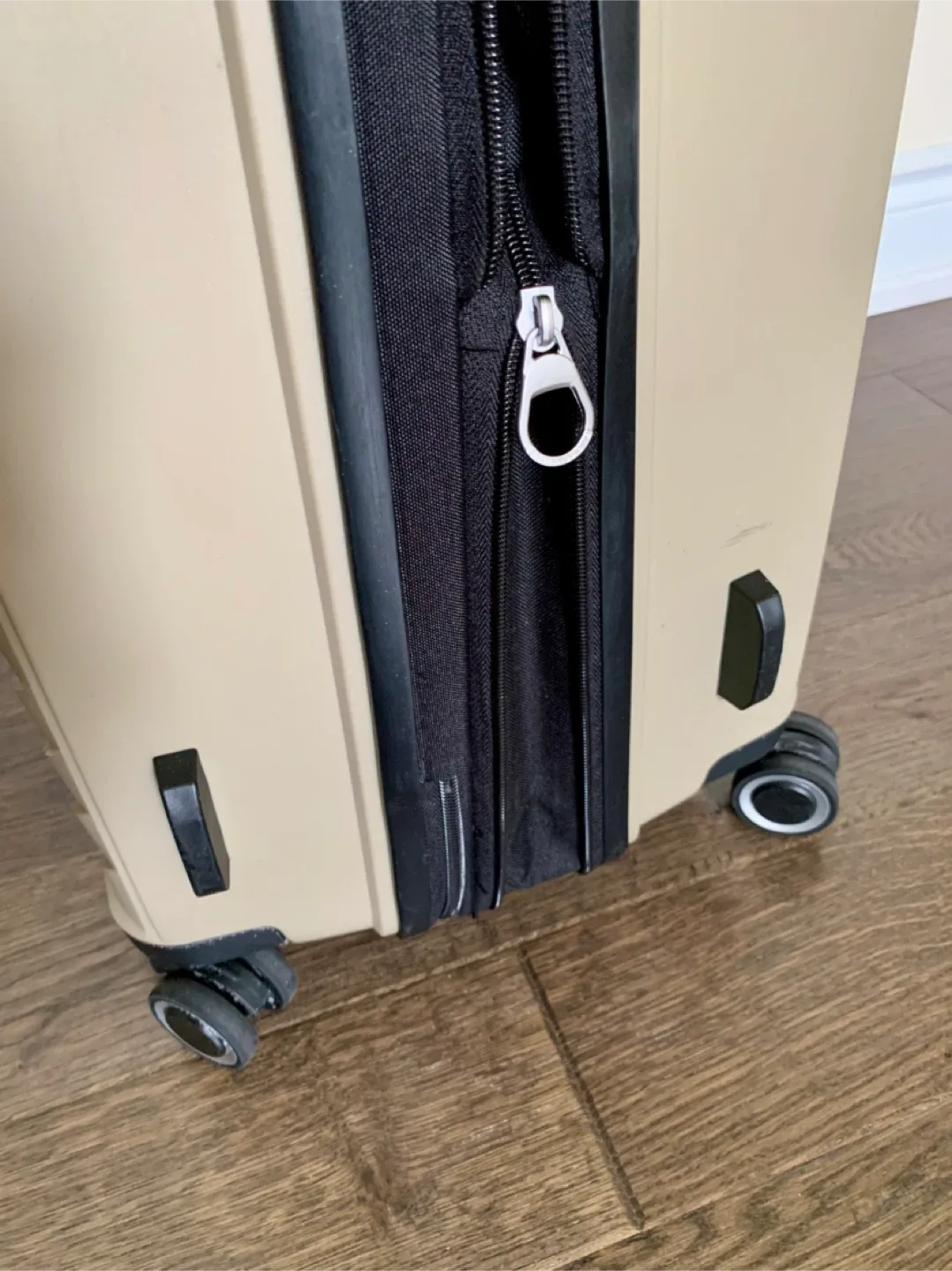 Samsonite Hard Shell medium expandable Suitcase image indicator(9)