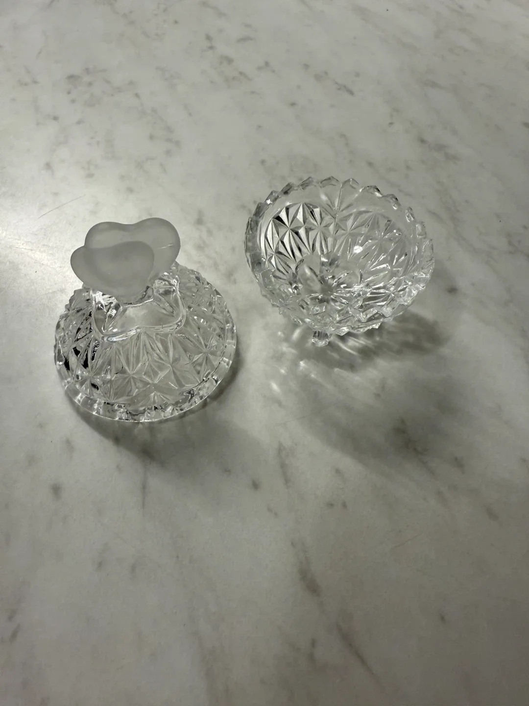 Crystal Trinket Dish with Heart Lid image indicator(2)