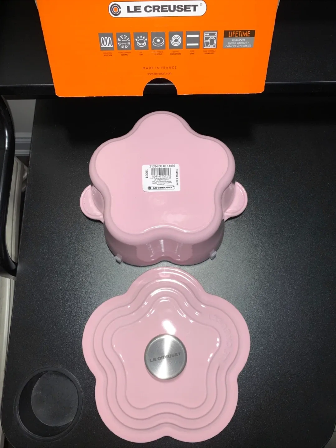 Le Creuset Flower Cocotte - Chiffon Pink image indicator(5)