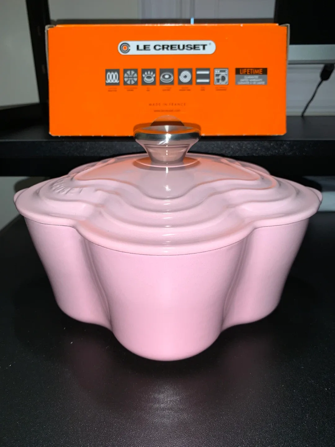 Le Creuset Flower Cocotte - Chiffon Pink image indicator(7)