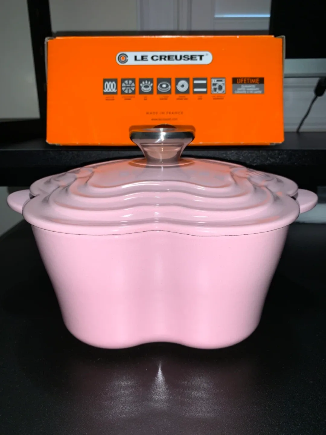 Le Creuset Flower Cocotte - Chiffon Pink image indicator(8)