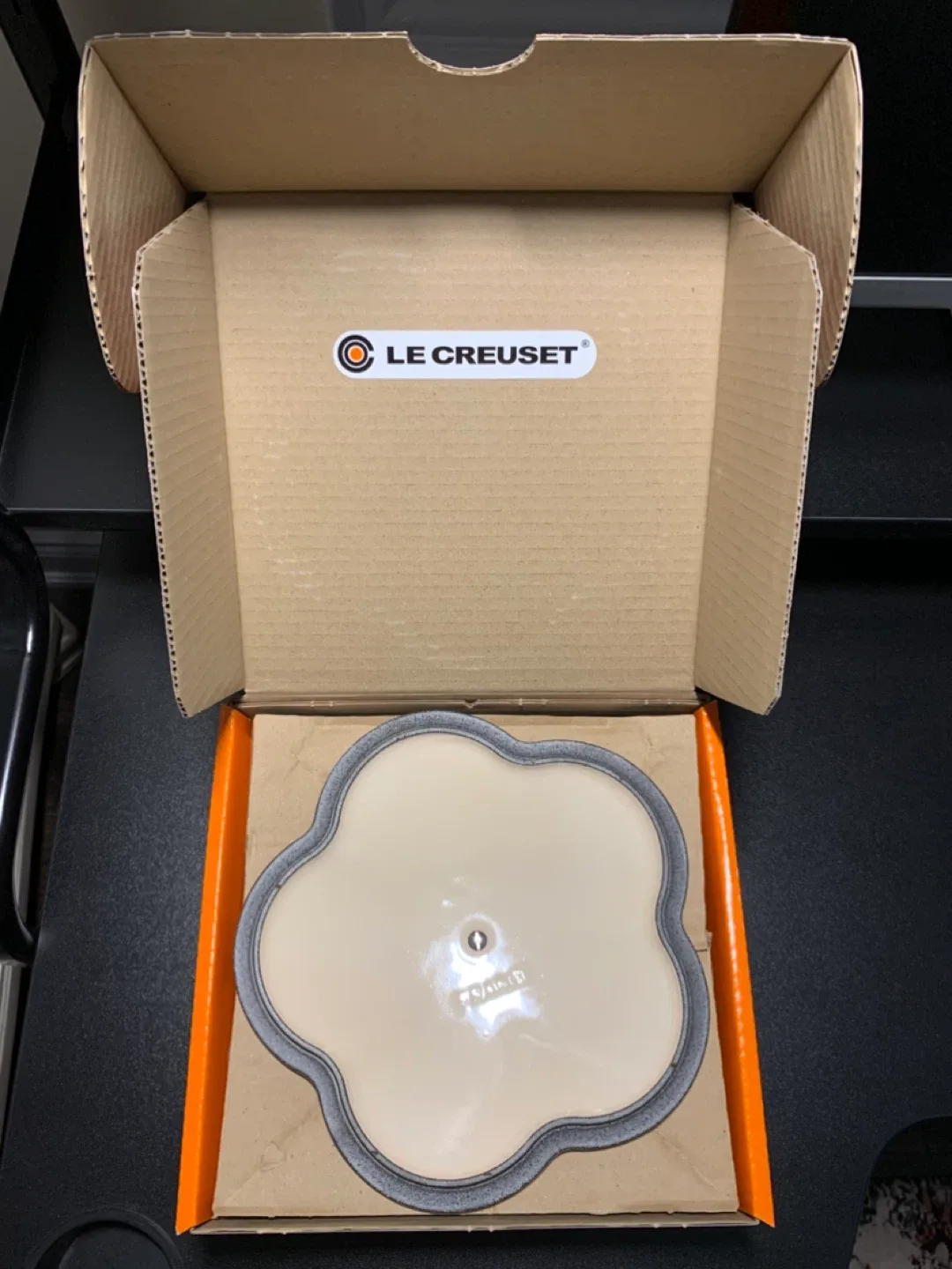 Le Creuset Flower Cocotte - Chiffon Pink image indicator(10)