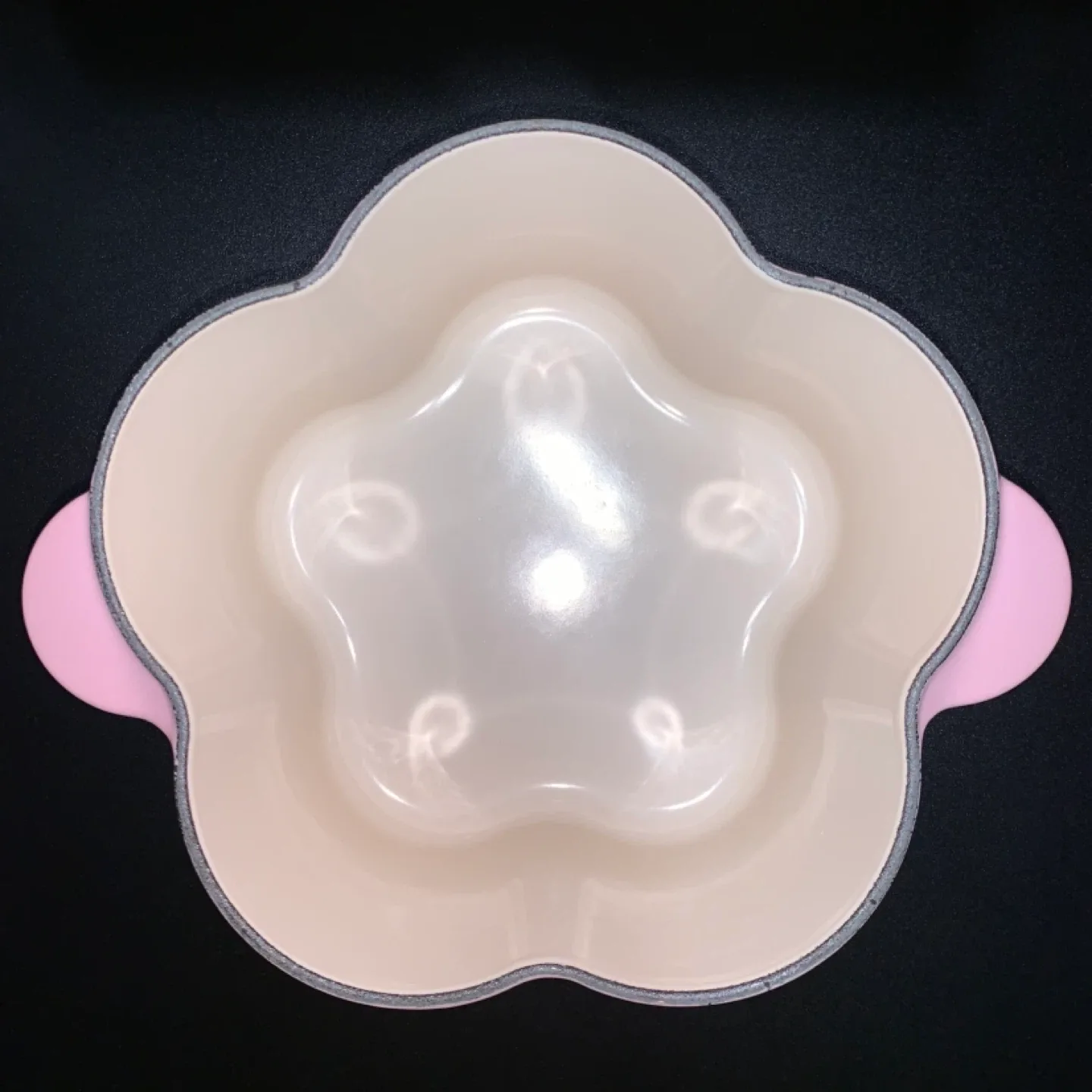Le Creuset Flower Cocotte - Chiffon Pink image indicator(9)