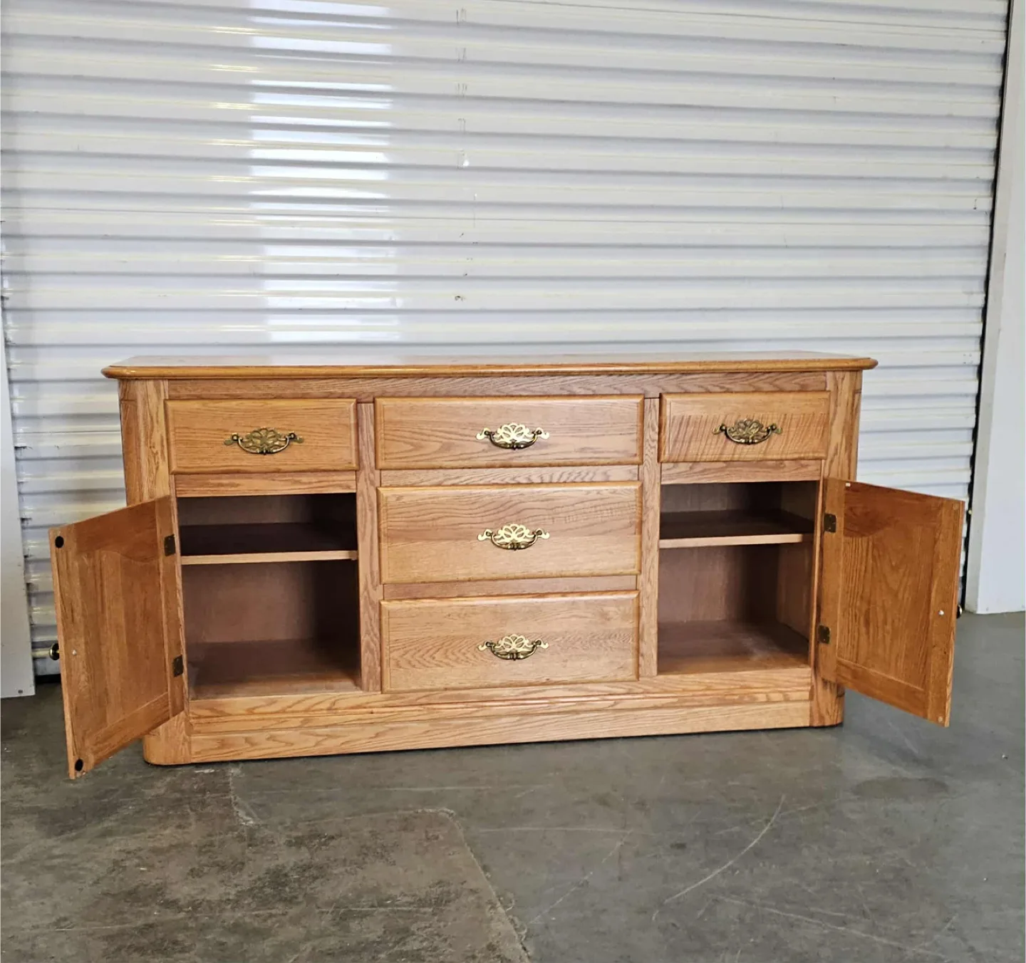 Beautiful Solid Oak 4 dresser low dresser image indicator(3)