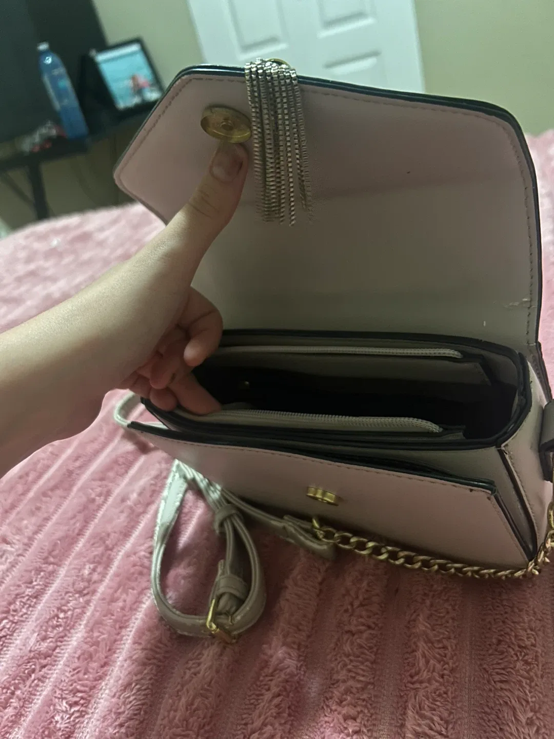 Beige Crossbody Bag with Chain Detail image indicator(3)