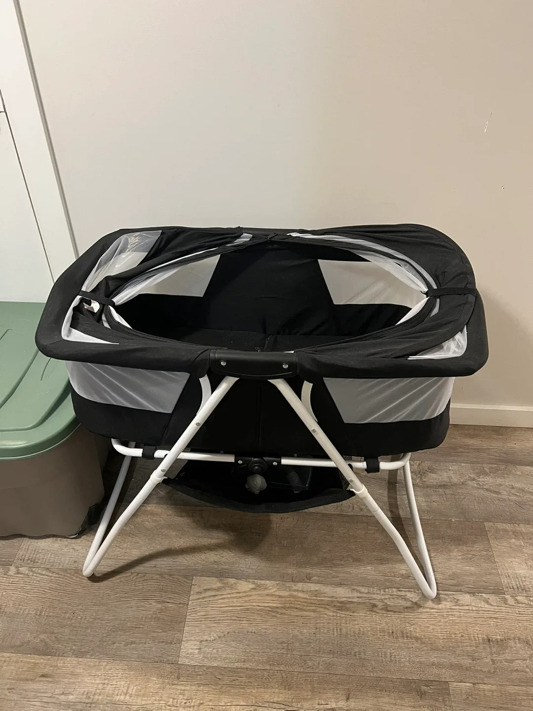 Bassinet - Black and White image indicator(2)