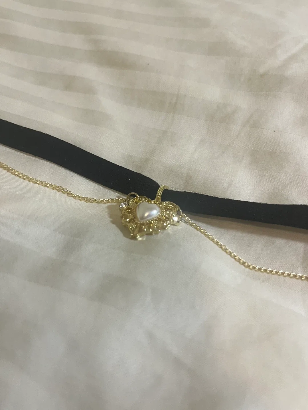 Black Velvet Pearl Heart Choker Necklace image indicator(3)