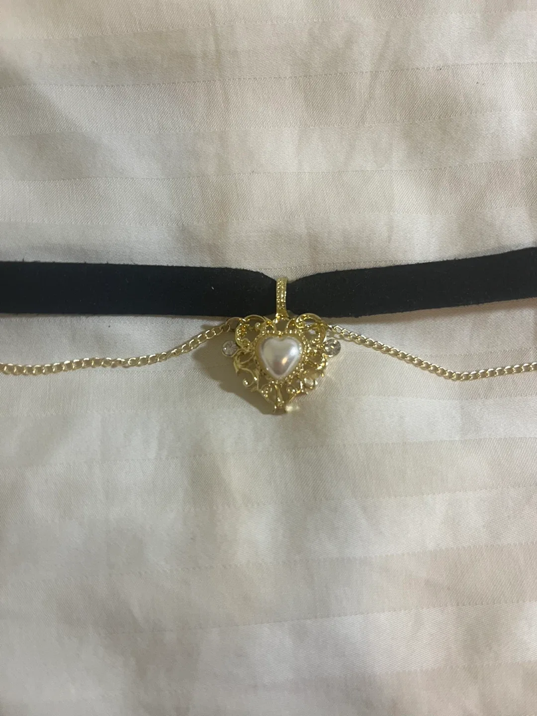 Black Velvet Pearl Heart Choker Necklace image indicator(2)
