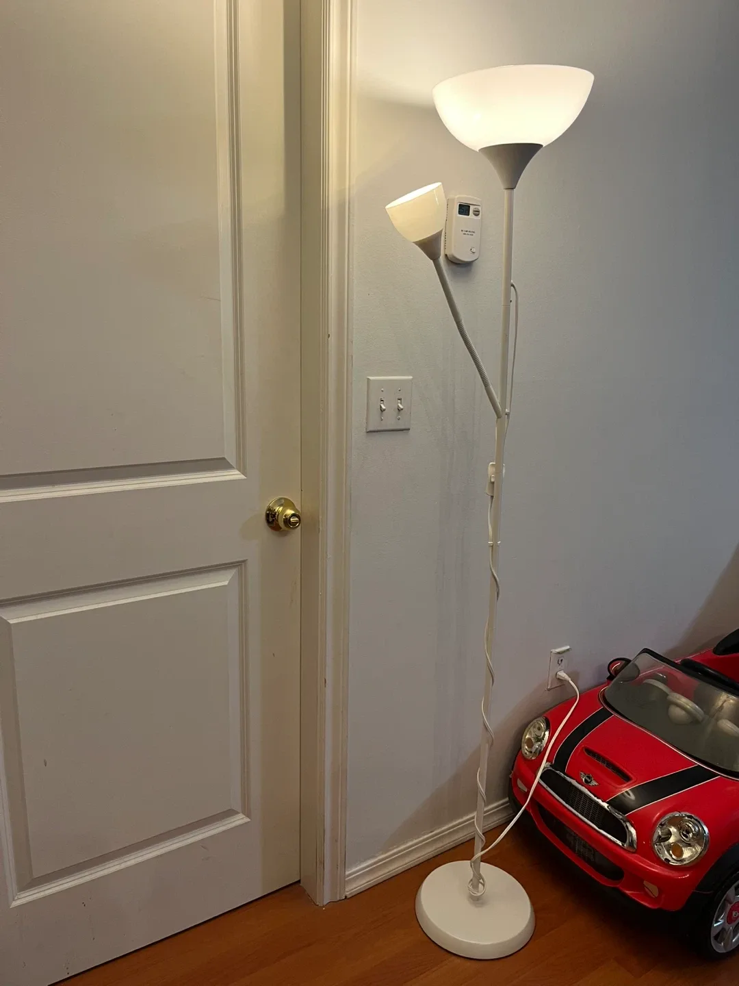 White Floor Lamp image indicator(2)