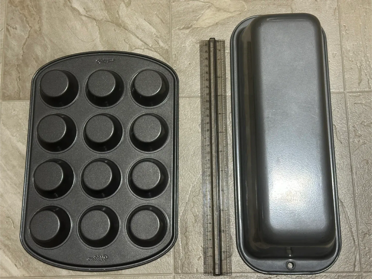 Wilton mini Muffin Pan & Loaf Pan Baking Set image indicator(2)