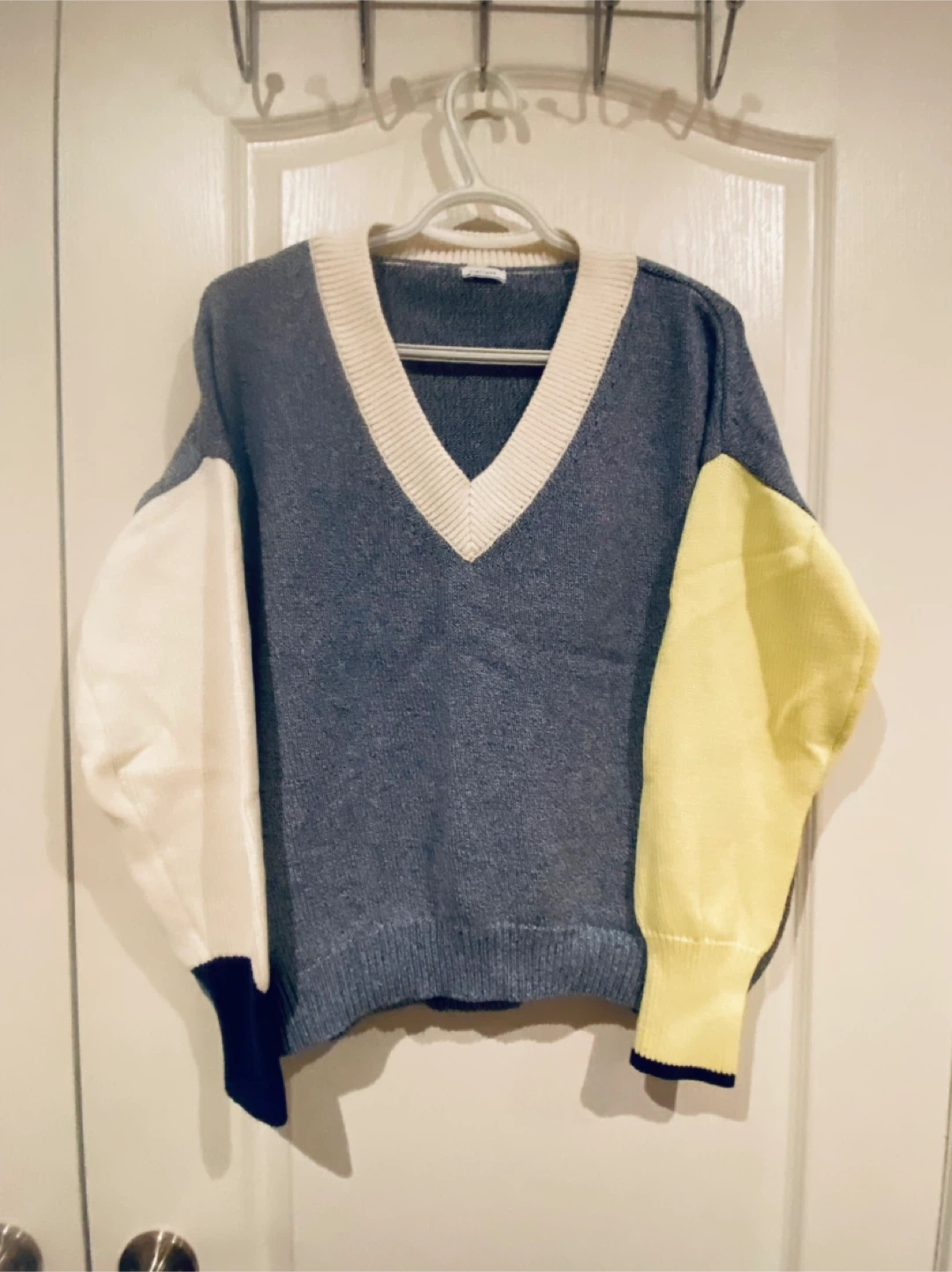 Colour Block V-Neck Sweater - size L