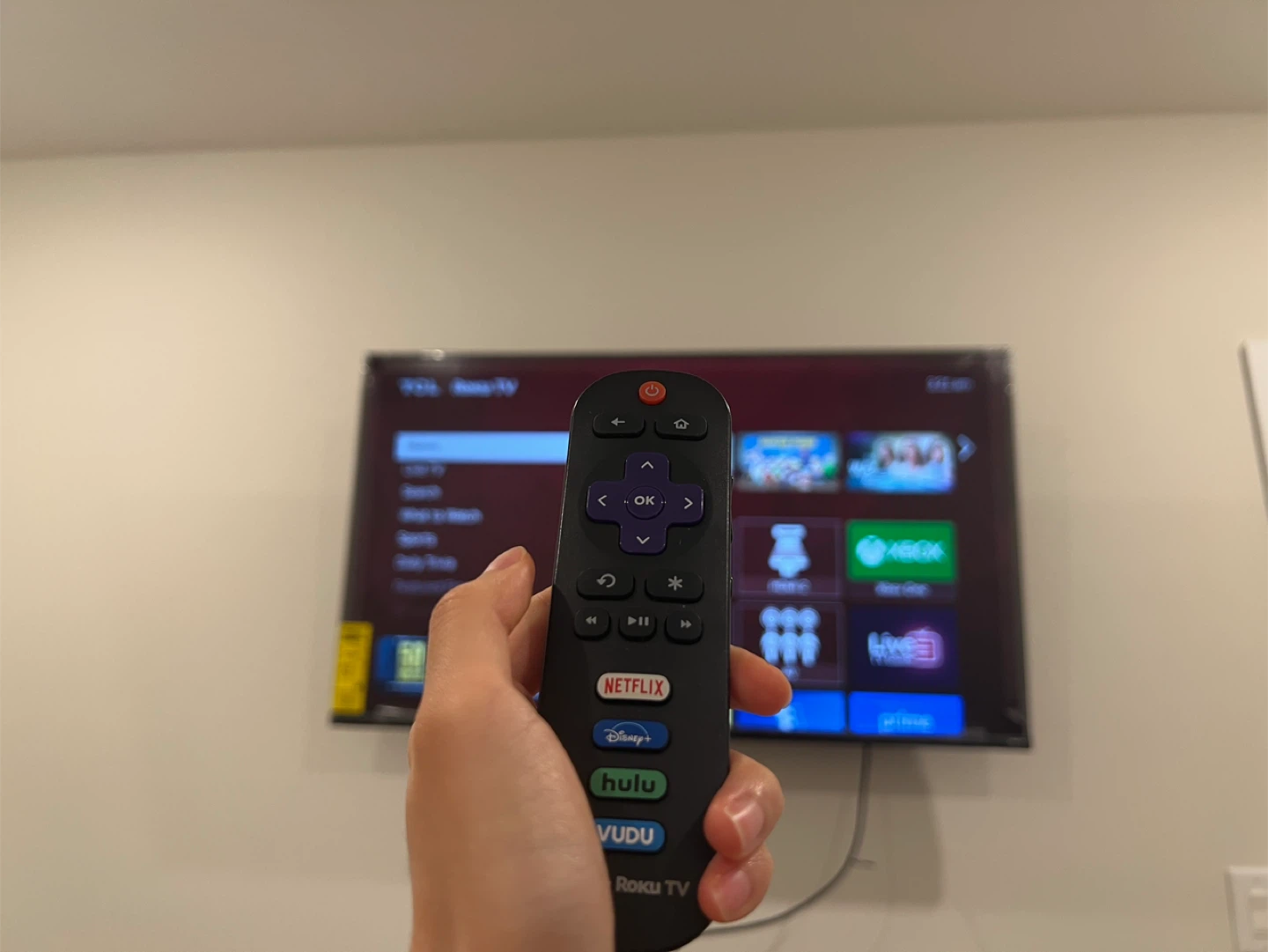📺 TCL 50” 4-Series 4K UHD HDR Roku Smart TV + wall mount - photo 2