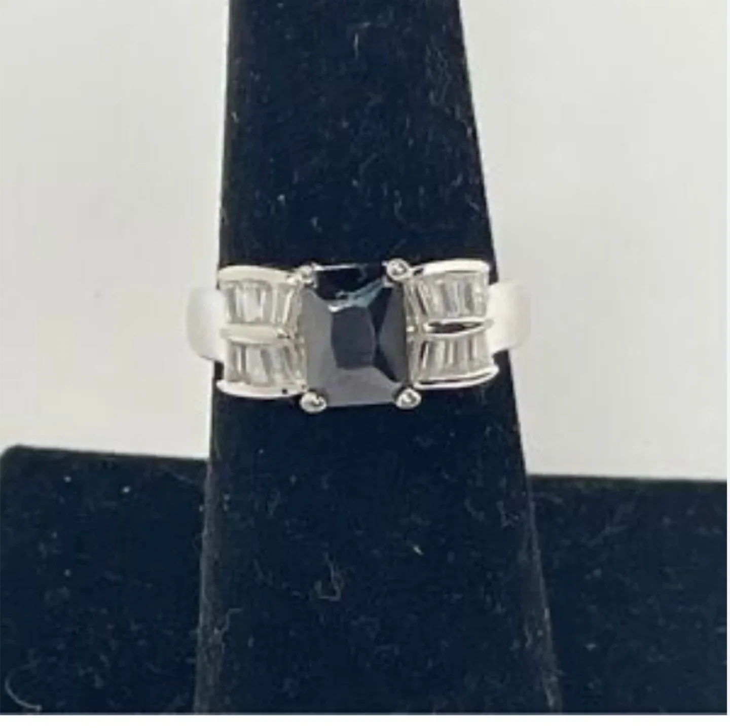 Silver Ring with Black Stone image indicator(2)