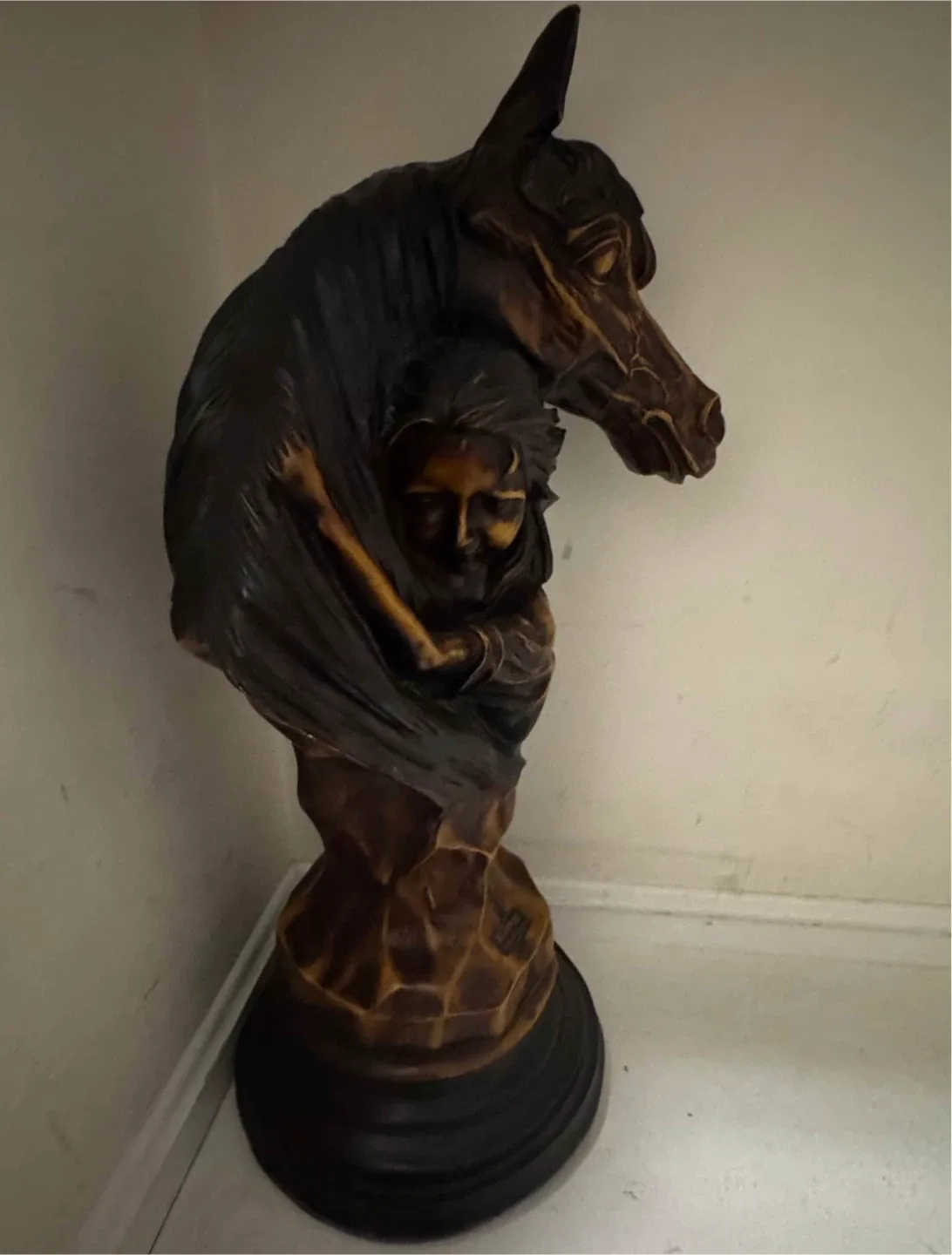 Horse bust sculpture with women image indicator(2)