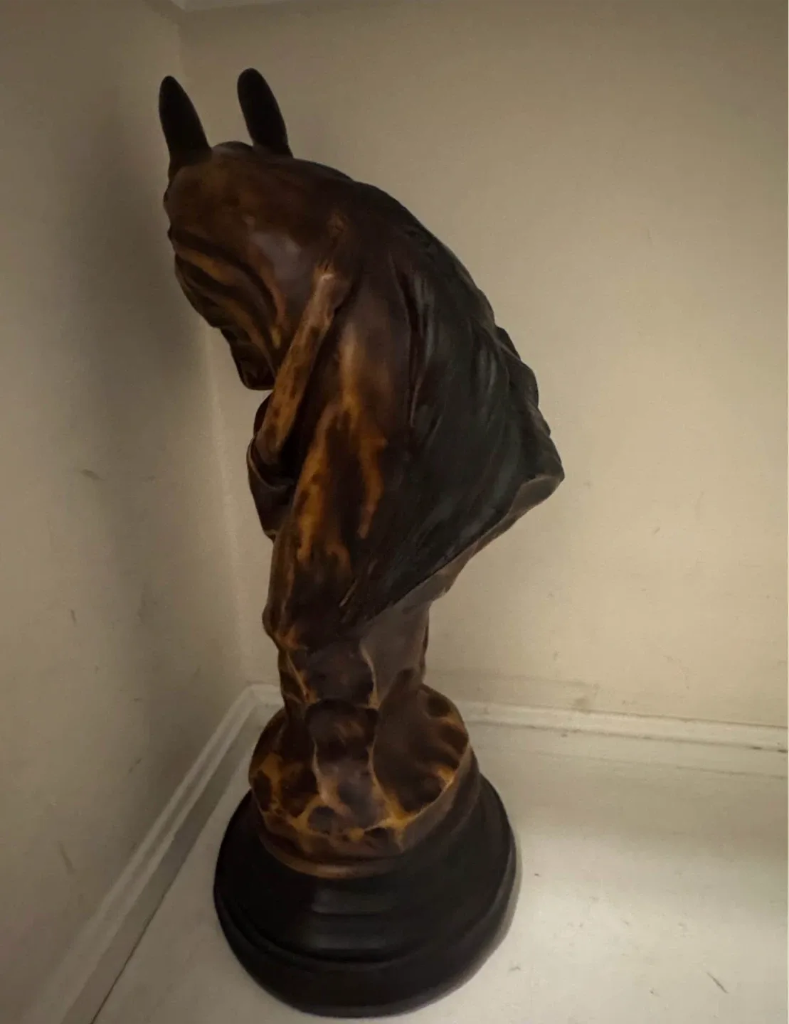 Horse bust sculpture with women image indicator(3)