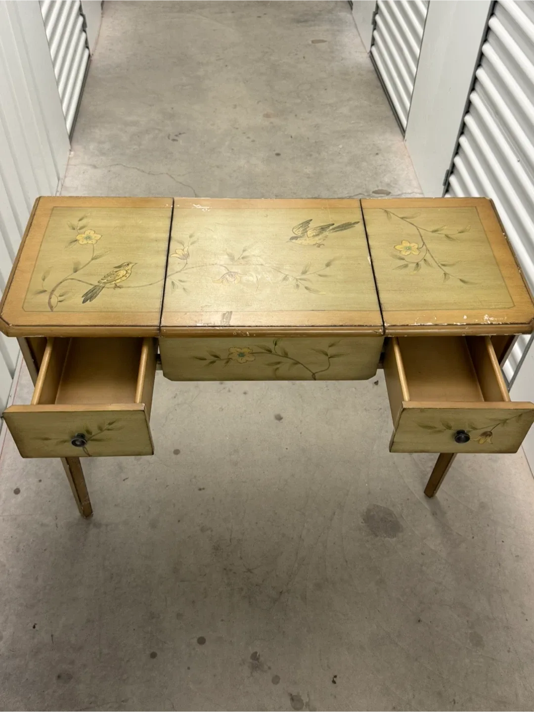 Vintage Vanity Table with Mirror image indicator(4)