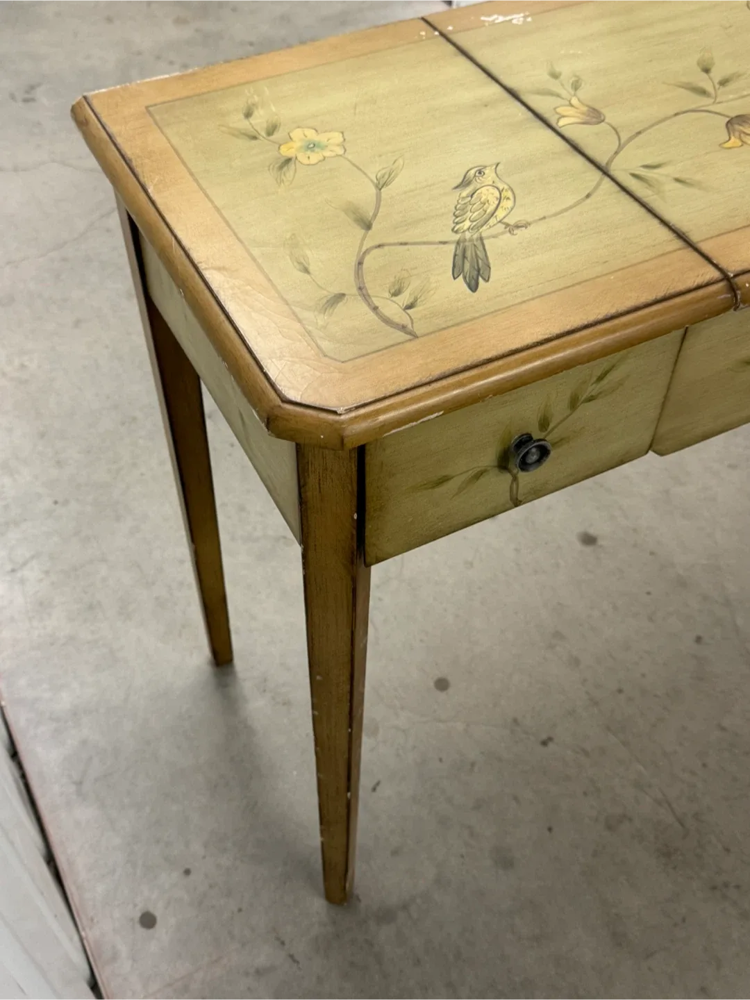 Vintage Vanity Table with Mirror image indicator(3)