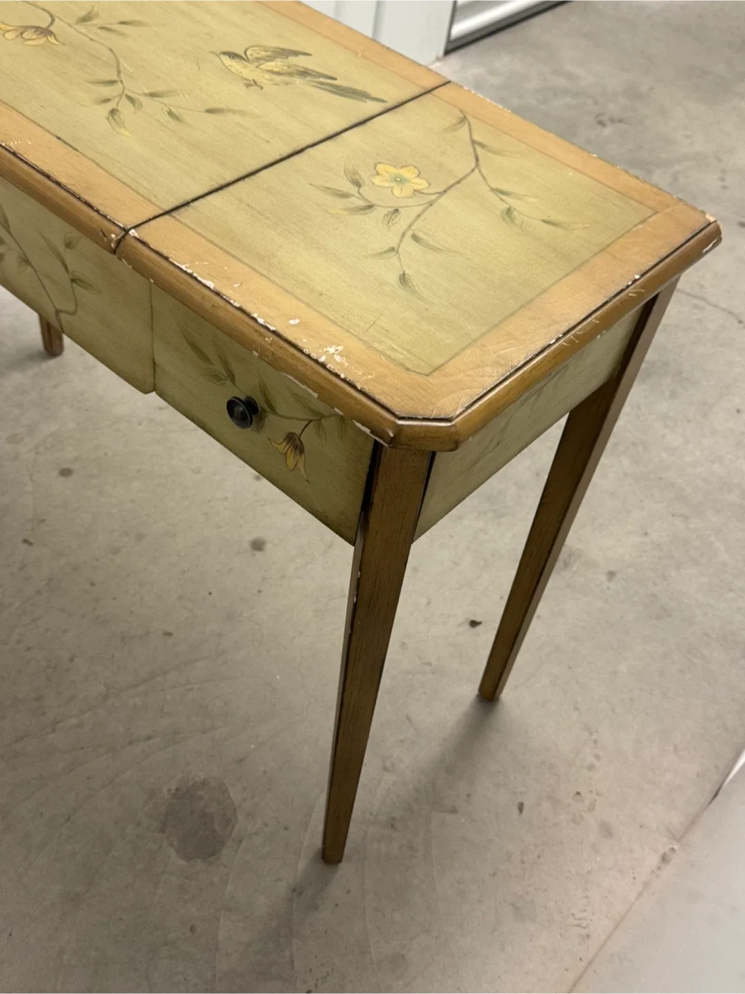 Vintage Vanity Table with Mirror image indicator(2)
