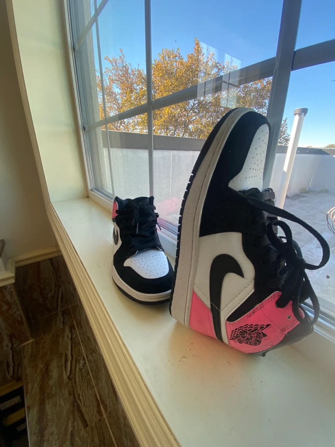 Nike Air Jordan 1 Mid Black/White/Pink US 7 image indicator(3)