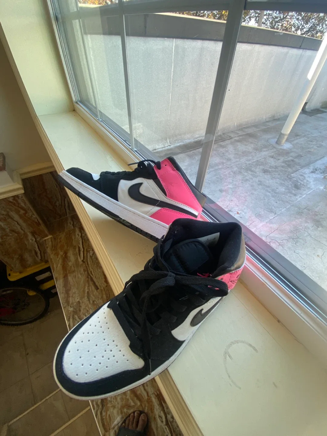 Nike Air Jordan 1 Mid Black/White/Pink US 7 image indicator(4)