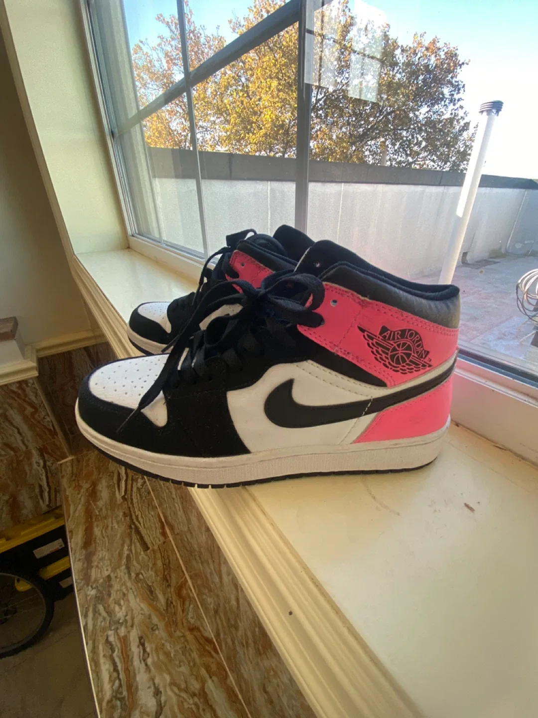 Nike Air Jordan 1 Mid Black/White/Pink US 7 image indicator(2)