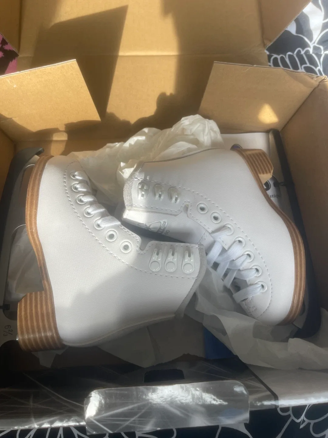 Jackson Ultima Ice Skates in white size 6. image indicator(3)