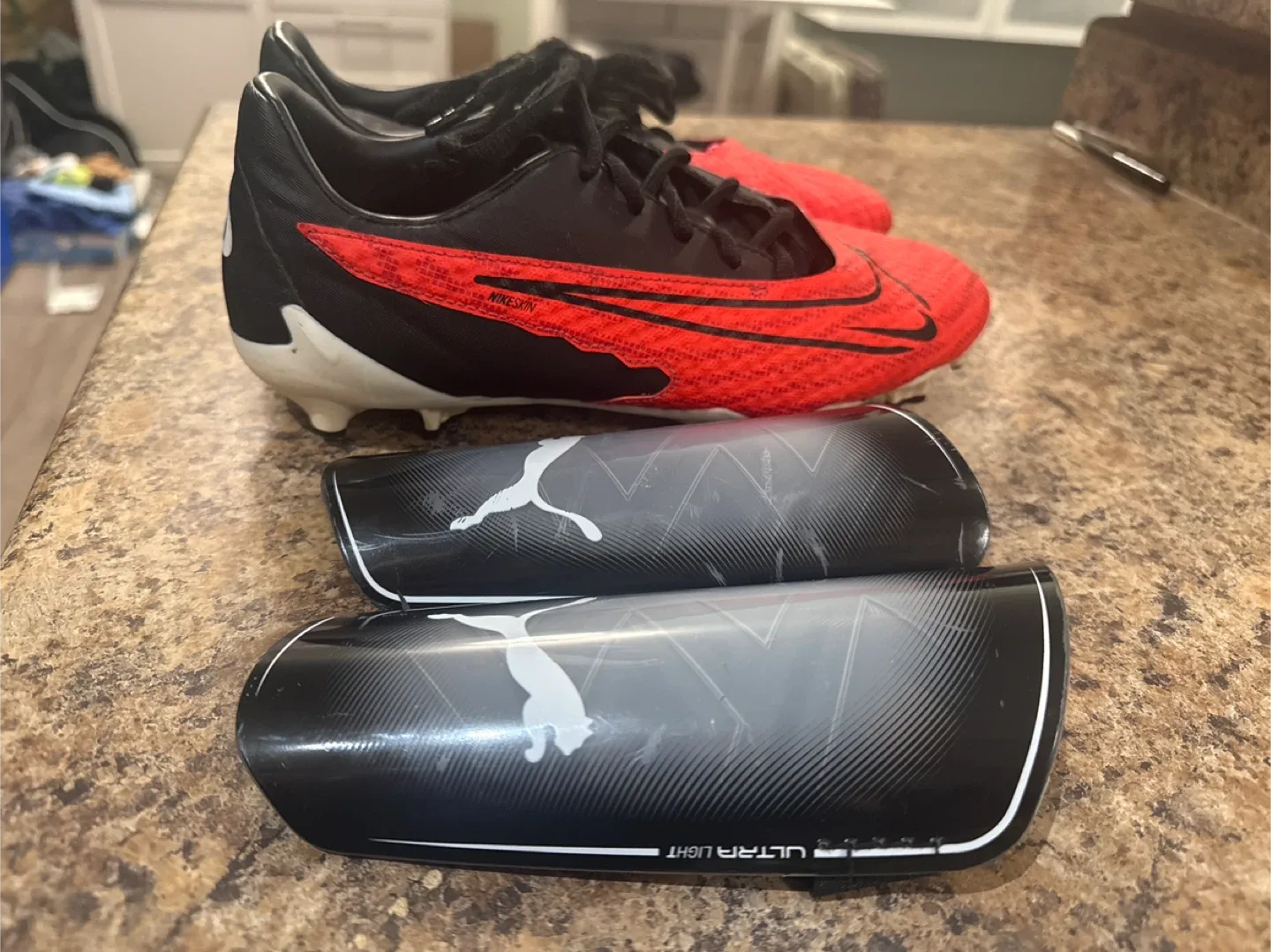 Nike Football Cleats & Puma Shin Guards Size7 image indicator(2)