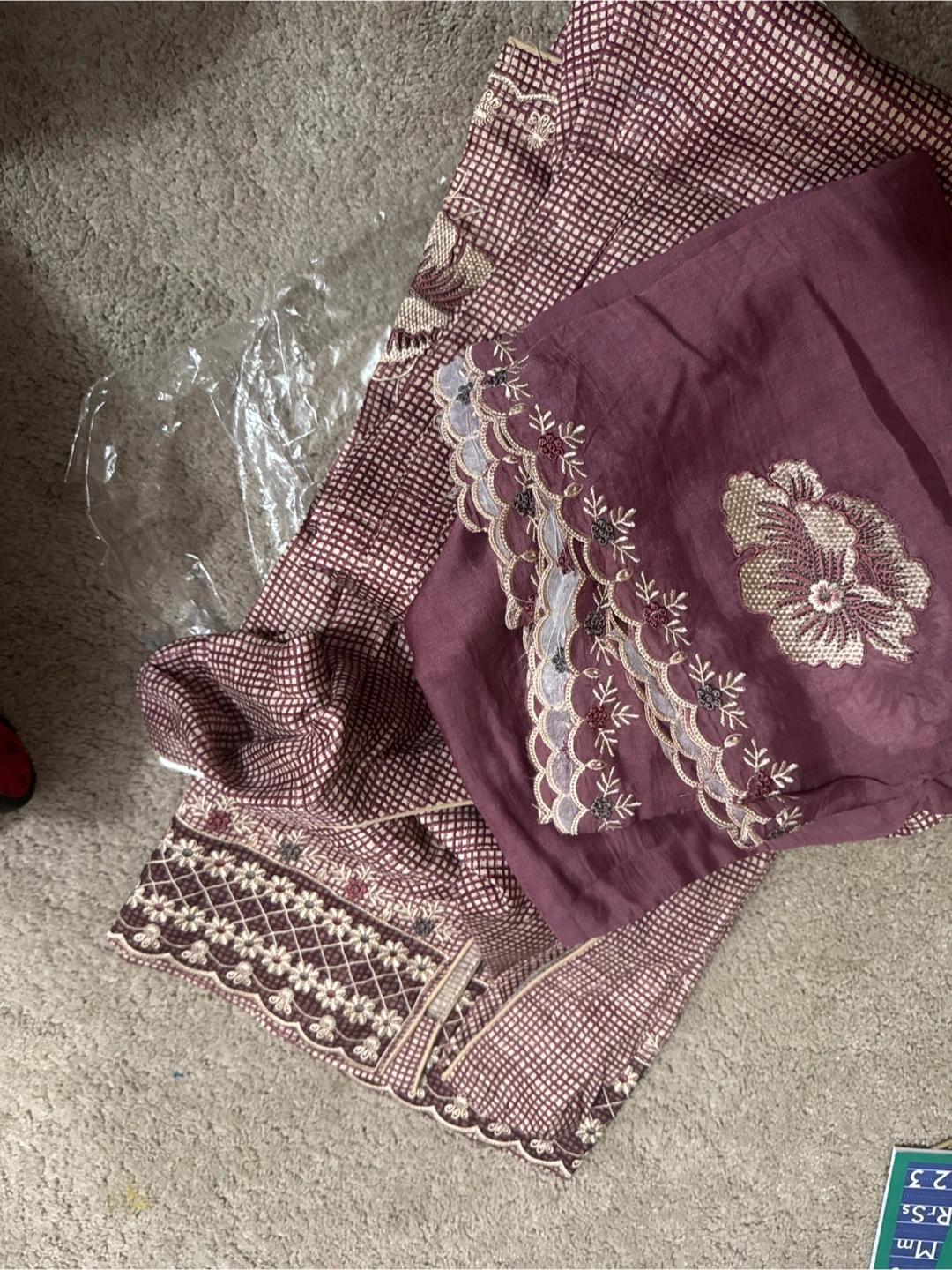 Salwar Kameez - Traditional South Asian Outfit - photo 2