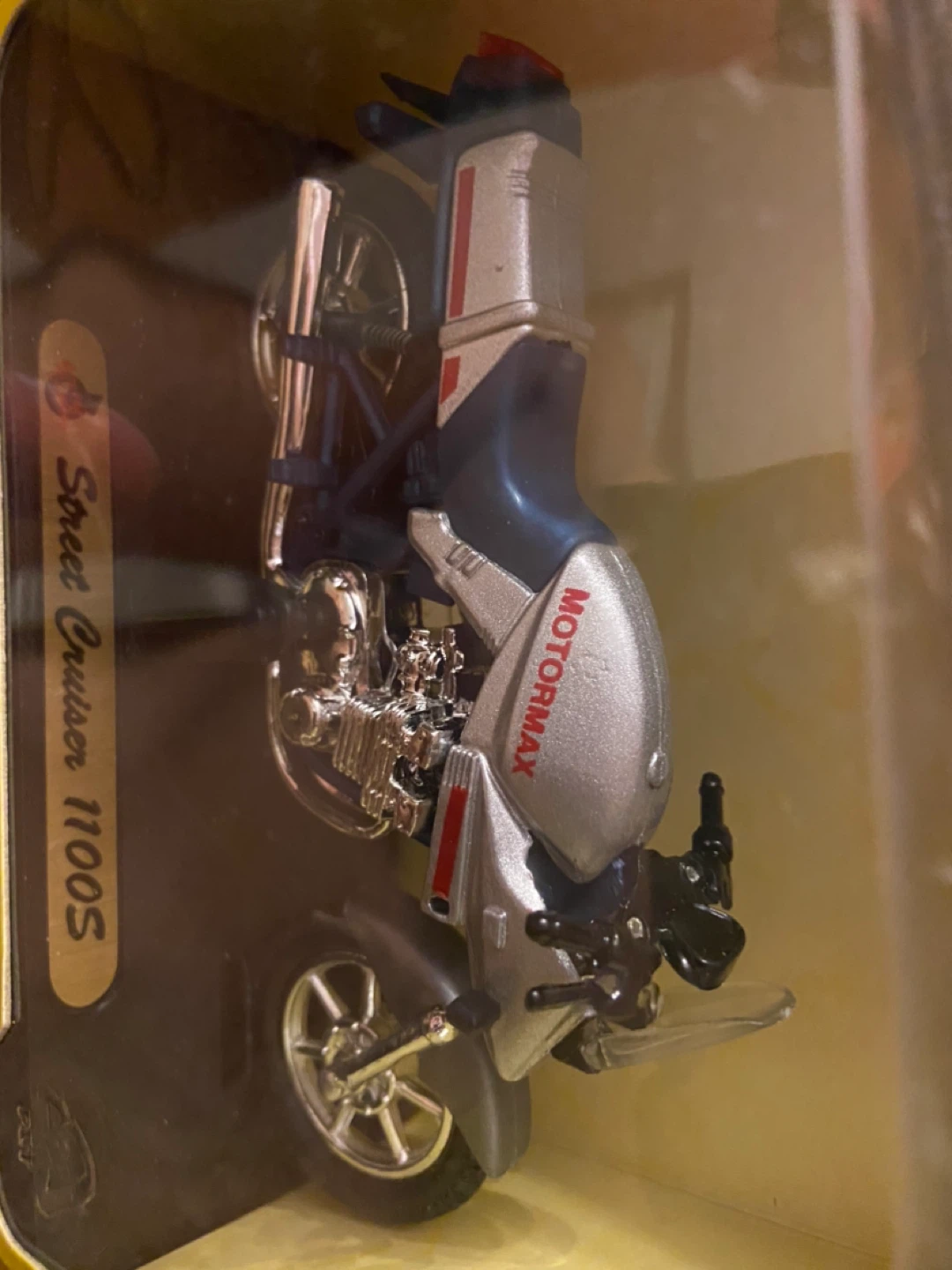 Motor Max Super Bikes Street Cruiser 1100S Diecast 1/18 Scale - photo 2