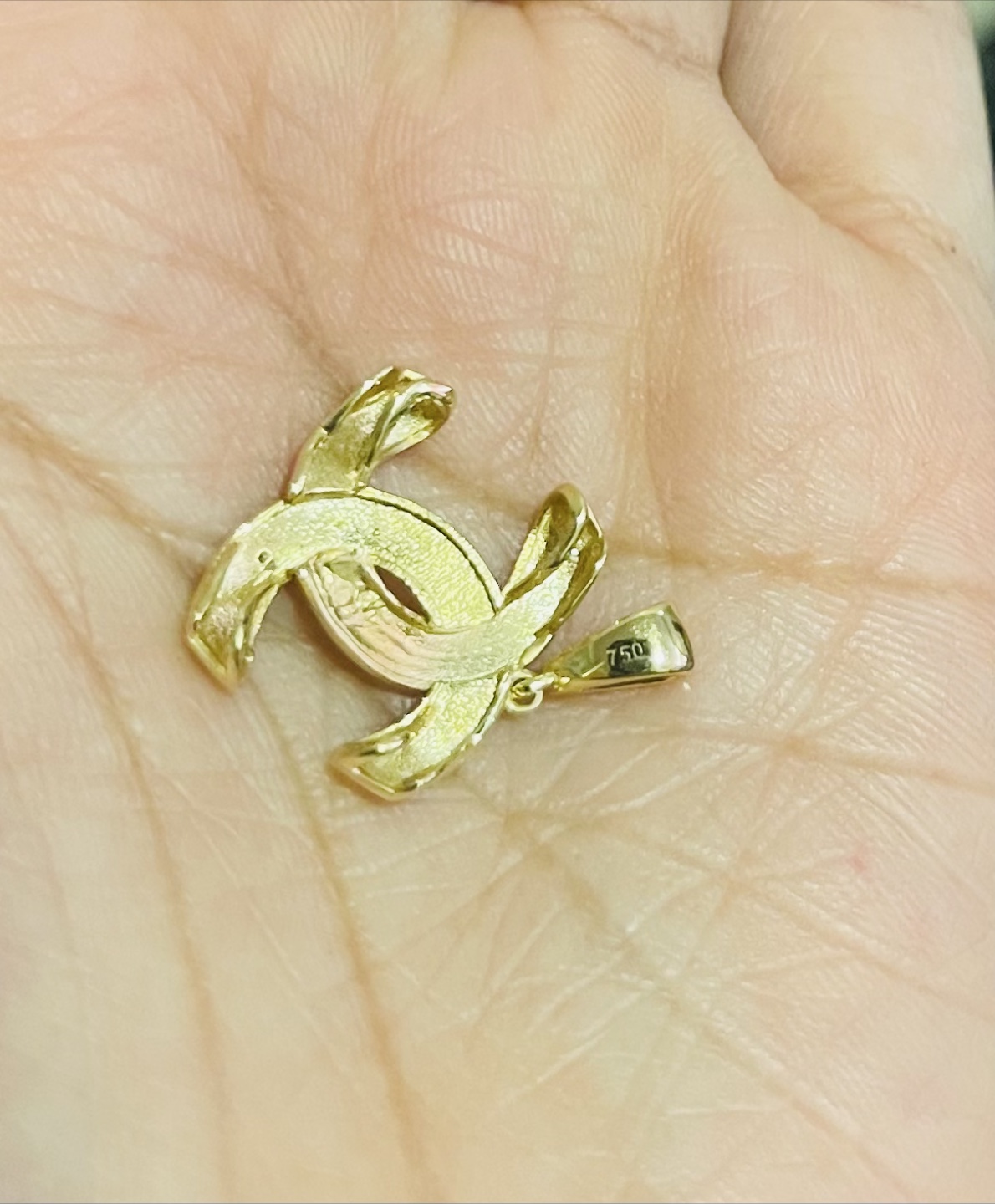18k Chanel Gold Pendant - photo 2