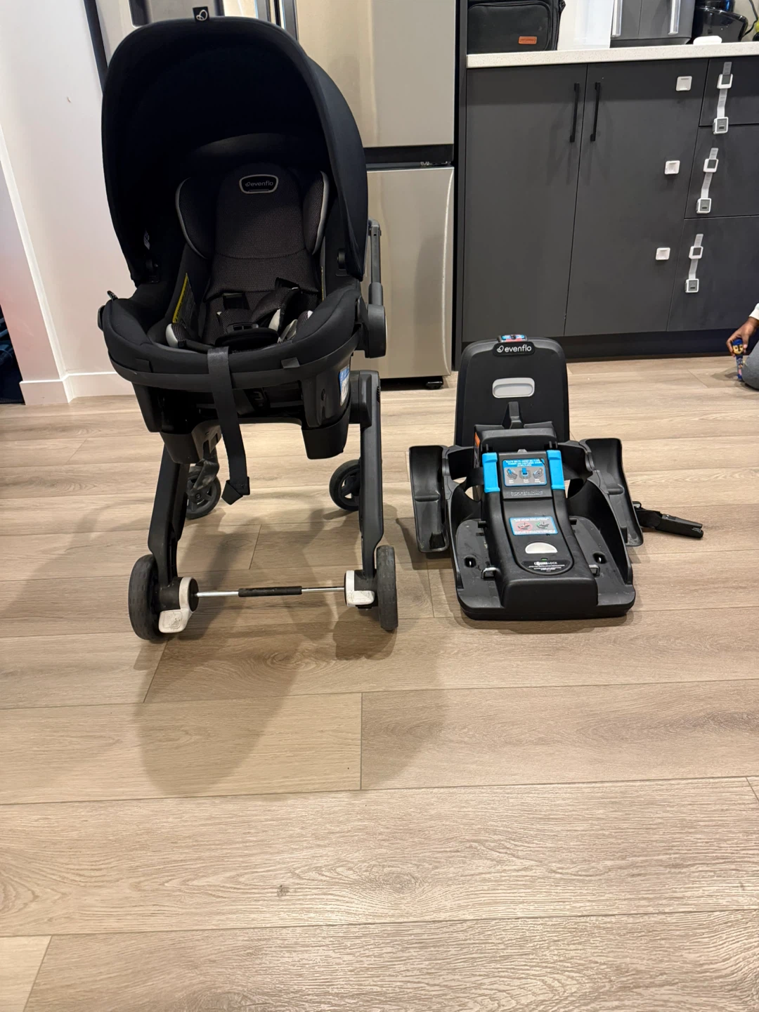 Evenflo Shyft DualRide Infant Car Seat & Stroller - photo 3