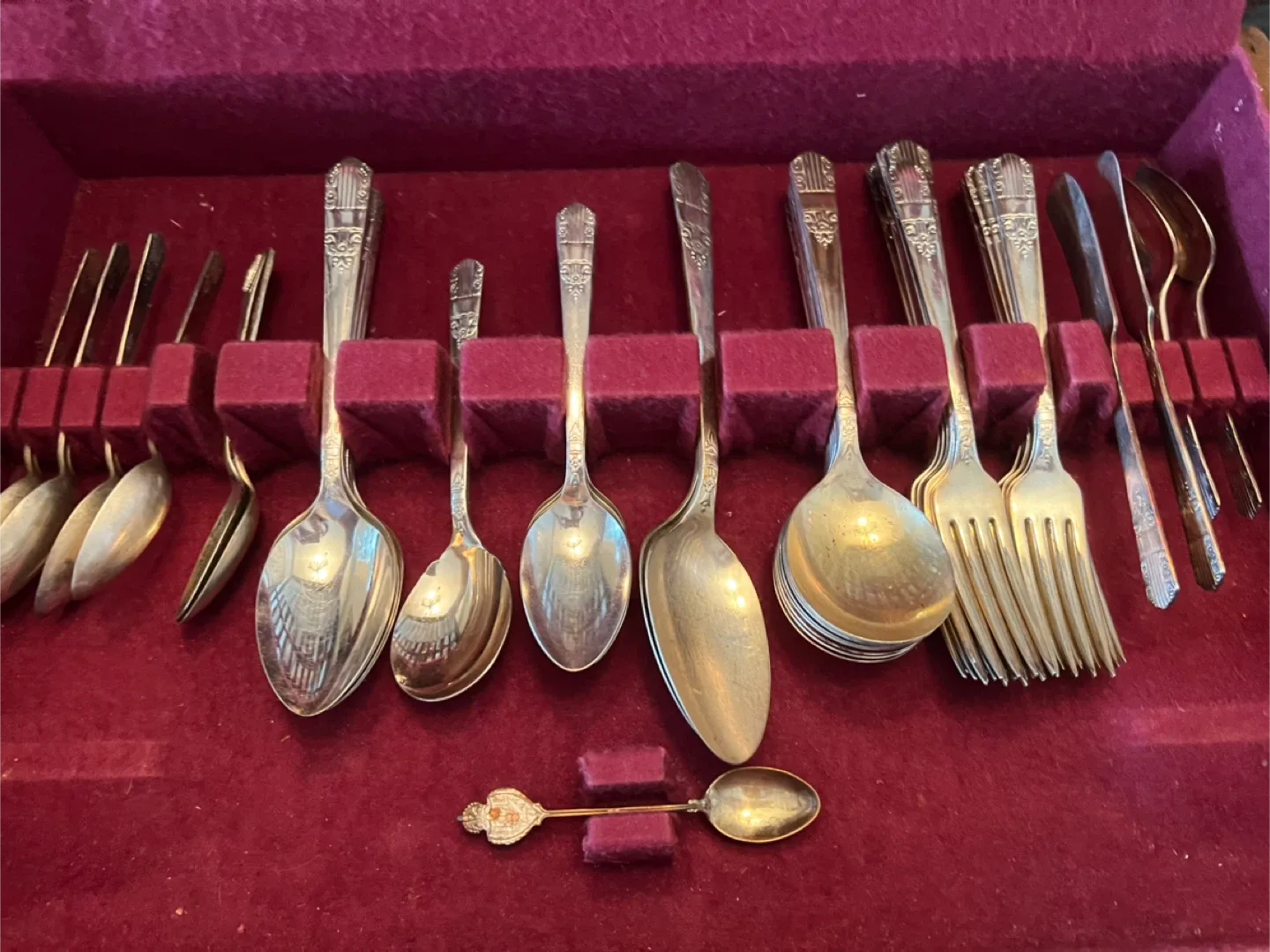 WM.A. Rogers Service Plate Silverware Set image indicator(4)