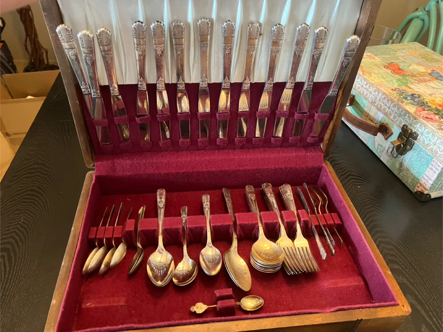 WM.A. Rogers Service Plate Silverware Set thumbnail