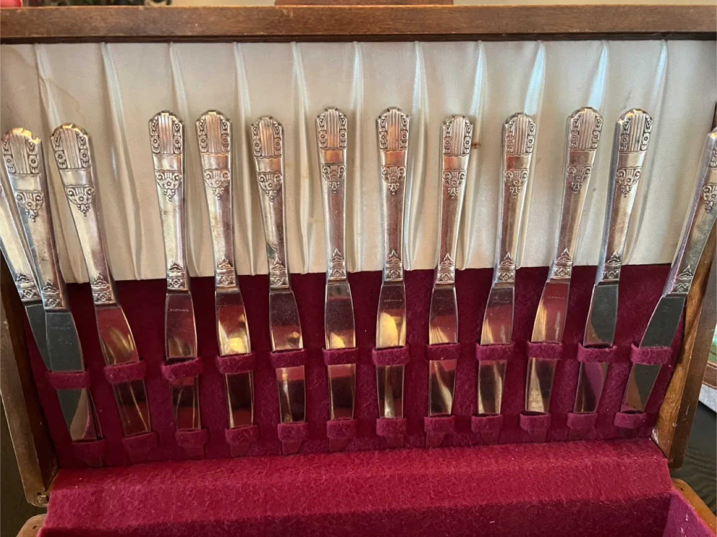 WM.A. Rogers Service Plate Silverware Set image indicator(5)