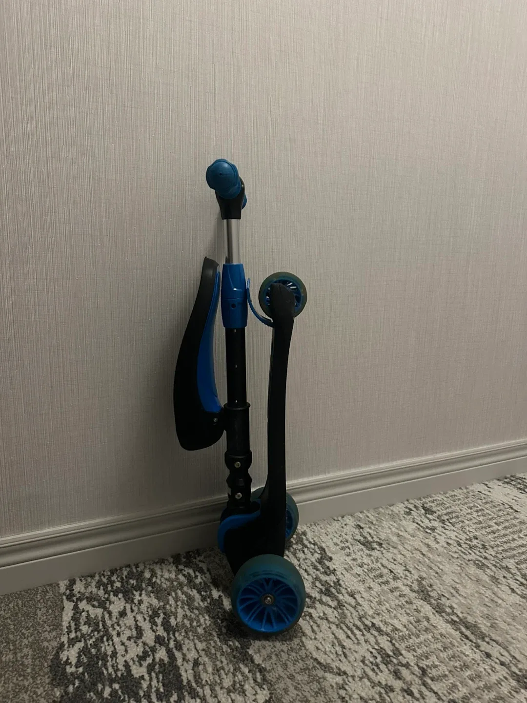 Ride-VOLO Kids Scooter (Foldable/Lights) image indicator(4)