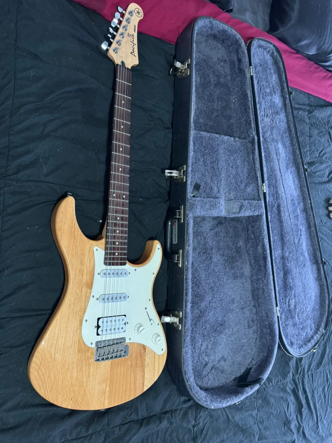 Yamaha Pacifica 112J Electric Guitar with Case thumbnail