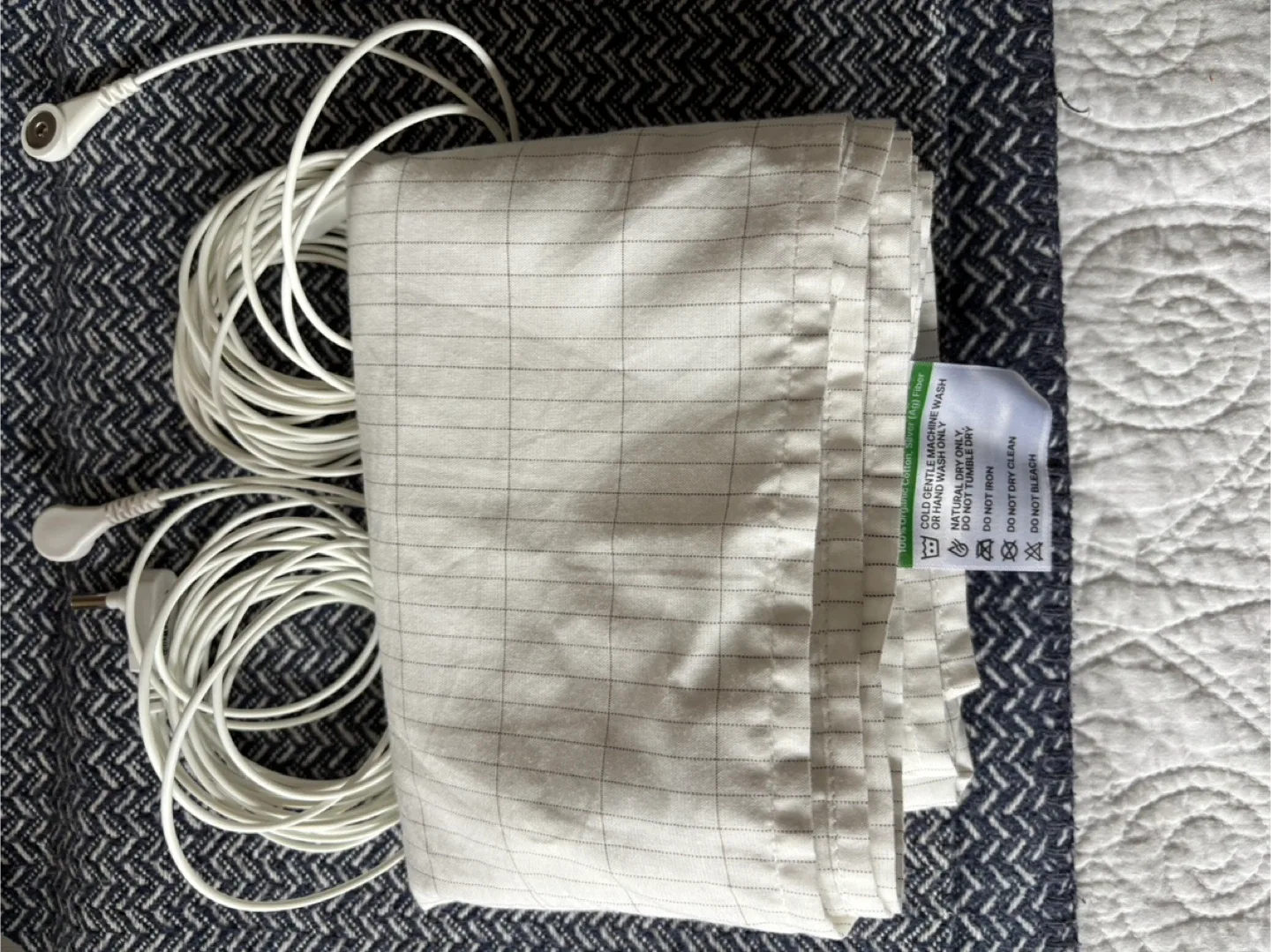 GroundingWell Grounding Sleep Mat image indicator(3)