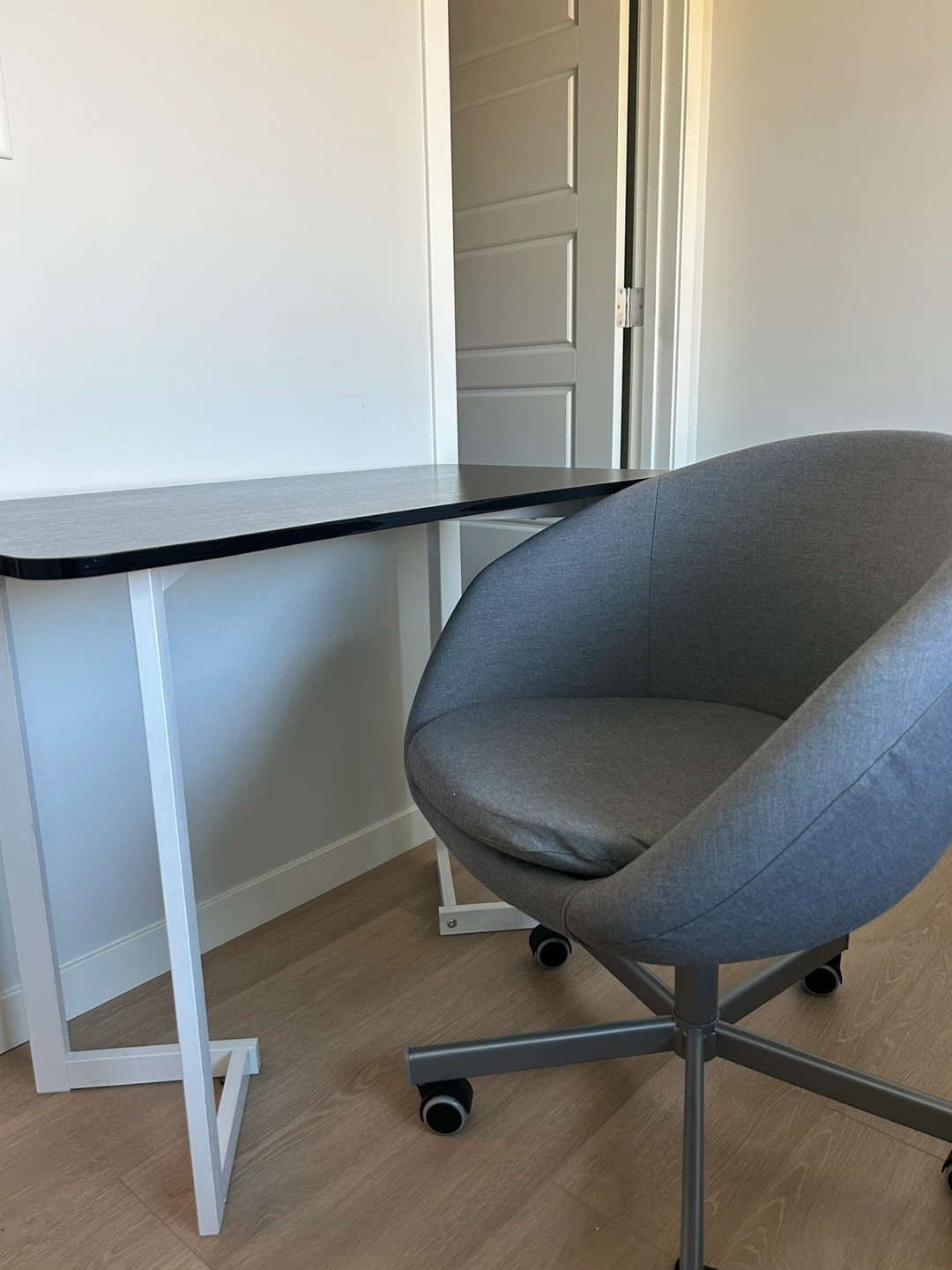 Desk and Grey Office Chair Set - photo 2