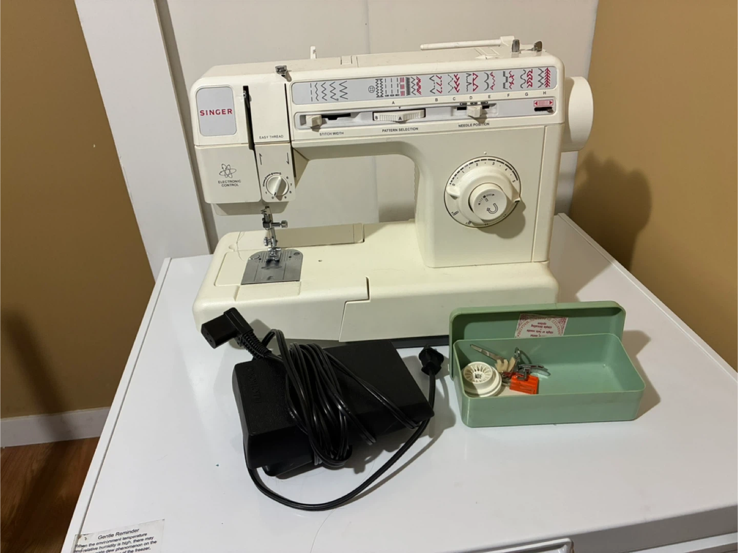 Singer Deluxe Free-Arm Sewing Machine 9818