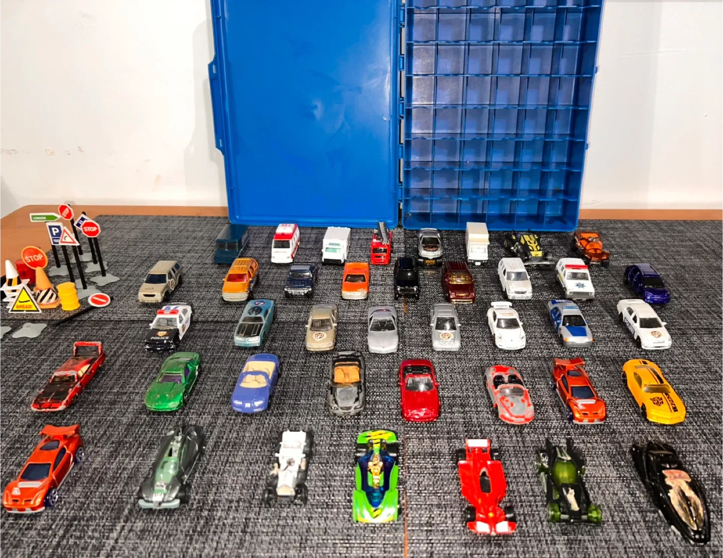 Hot Wheels Car Collection with Case image indicator(2)