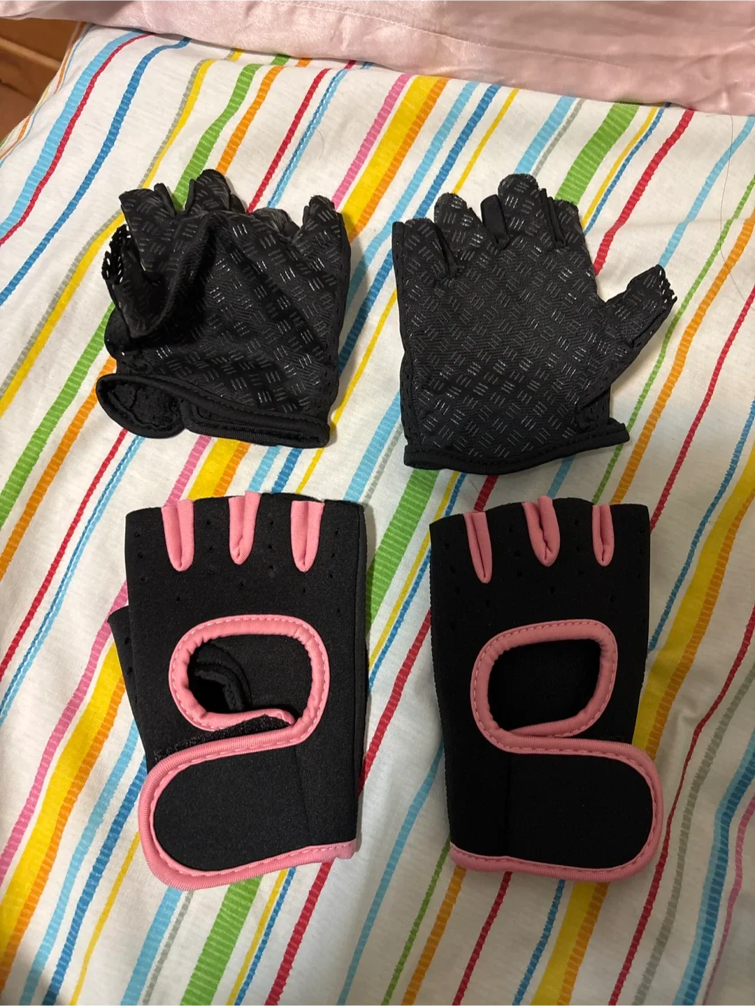 Gym Gloves - Black and Pink image indicator(2)